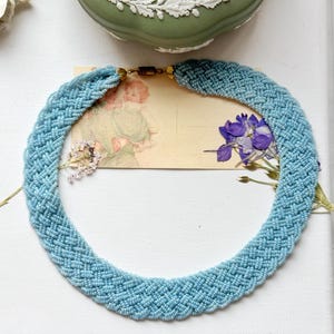 Collar vintage tejido con cuentas azules, gargantilla de cristal en tonos pastel, joyería retro con cuentas.