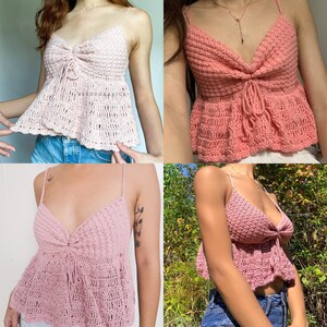 Puede incluir: Cuatro modelos diferentes llevando tops de crochet rosa con un detalle de nudo en la parte delantera. Los tops son sin mangas y tienen una longitud recortada. Los modelos llevan los tops de diferentes maneras, algunos los llevan sobre otras prendas y otros los llevan solos.