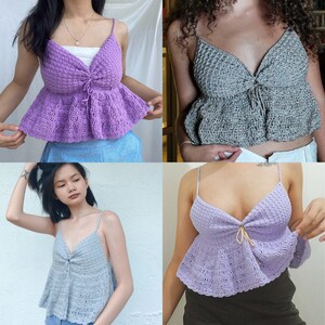 Puede incluir: Cuatro tops de crochet diferentes en varios tonos de morado y gris. Los tops son sin mangas y tienen un dobladillo con volantes. Est&aacute;n hechos con un punto de crochet delicado.
