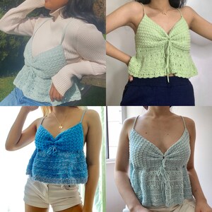 Puede incluir: Cuatro tops de crochet en diferentes colores. Dos son verde claro, uno es azul y uno es azul claro y blanco degradado. Todos los tops tienen un estilo similar con cuello en V y un lazo en la parte delantera.