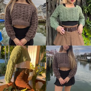 以下が含まれることがあります： 4人の異なる女性が、茶色、緑、灰色のクロップドセーターを着ています。セーターはすべてニットで、ケーブルニットのパターンがあります。女性たちは、異なるスカートとパンツを履いています。