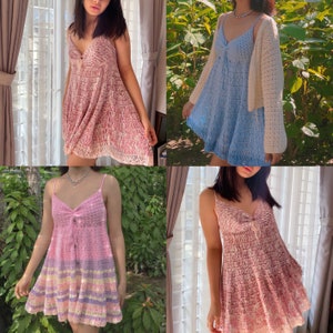 Puede incluir: Cuatro vestidos de crochet en diferentes colores: rosa, azul claro y dos tonos de rosa. Los vestidos son sin mangas y tienen un corte holgado y fluido. Todos est&aacute;n hechos con un delicado patr&oacute;n de crochet.