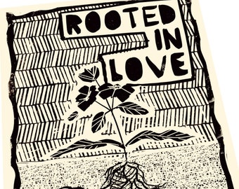 Op de afbeelding: Zwart-witte illustratie van een plant met wortels en de tekst "Rooted in Love".