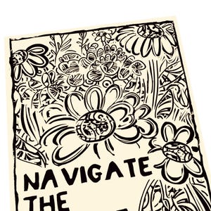 Op de afbeelding: Zwart-witte illustratie van bloemen met de tekst "NAVIGATE THE NUANCE" gedrukt op een crèmekleurige achtergrond.