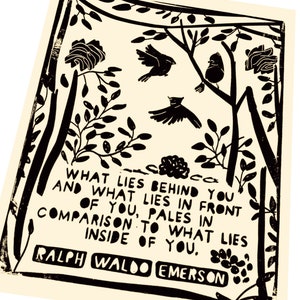 K&ouml;nnte beinhalten: Schwarz-wei&szlig;-Illustration einer Waldszene mit V&ouml;geln und dem Zitat "Was hinter dir liegt und was vor dir liegt, verblasst im Vergleich zu dem, was in dir liegt." von Ralph Waldo Emerson.