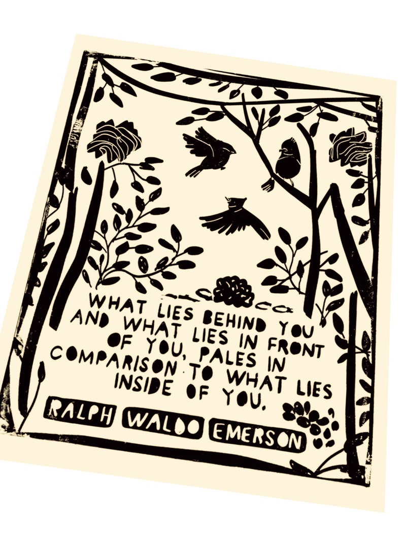 K&ouml;nnte beinhalten: Schwarz-wei&szlig;-Illustration einer Waldszene mit V&ouml;geln und dem Zitat "Was hinter dir liegt und was vor dir liegt, verblasst im Vergleich zu dem, was in dir liegt." von Ralph Waldo Emerson.