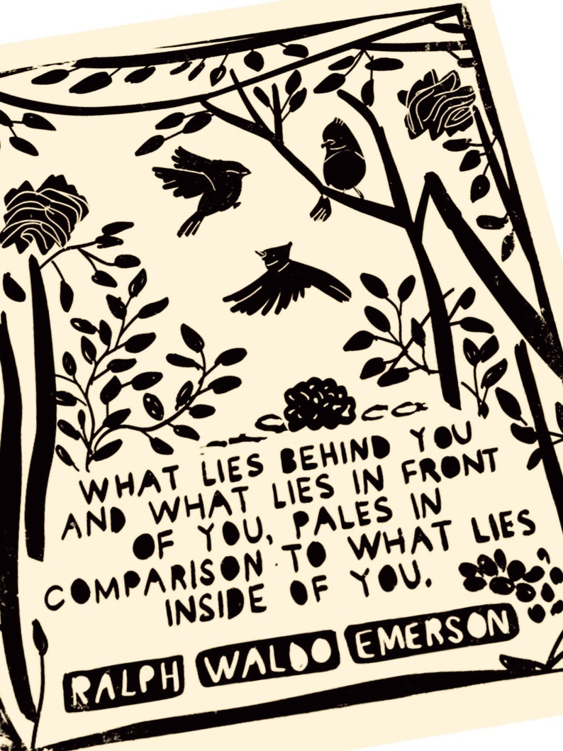 K&ouml;nnte beinhalten: Schwarz-wei&szlig;-Illustration einer Waldszene mit V&ouml;geln und Blumen. Der Text "WHAT LIES BEHIND YOU AND WHAT LIES IN FRONT OF YOU, PALES IN COMPARISON TO WHAT LIES INSIDE OF YOU." ist unter dem Bild gedruckt. Der Text "RALPH WALDO EMERSON" ist unter dem Zitat gedruckt.