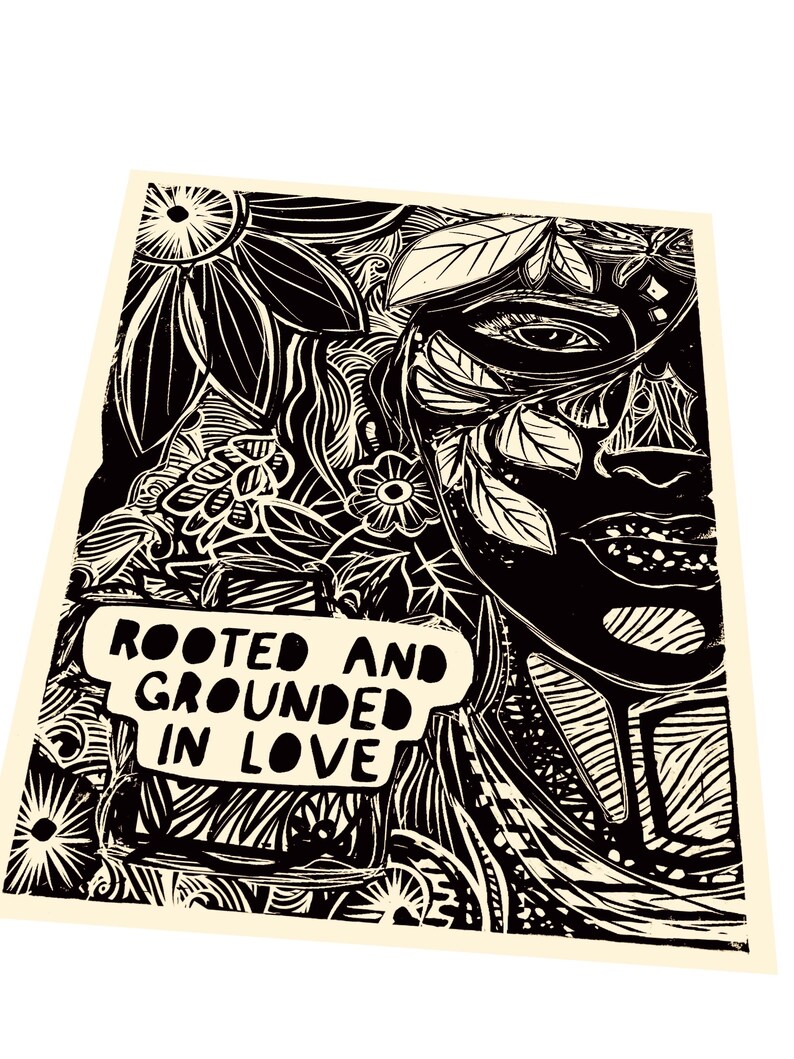 Op de afbeelding: Zwart-witte linosnede van een gezicht omringd door bloem- en bladmotieven. De tekst "Rooted and Grounded in Love" staat in een spraakballon onderaan de print.