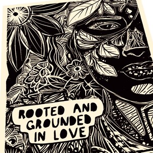 Op de afbeelding: Zwart-witte linosnede van een gezicht omringd door gebladerte. Het gezicht heeft &eacute;&eacute;n oog en de tekst "Rooted and Grounded in Love" staat in een spreekballon.