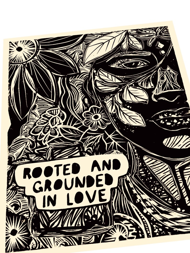Op de afbeelding: Zwart-witte linosnede van een gezicht omringd door gebladerte. Het gezicht heeft &eacute;&eacute;n oog en de tekst "Rooted and Grounded in Love" staat in een spreekballon.