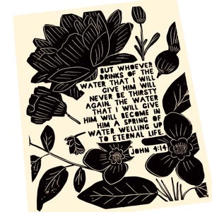 Puede incluir: Ilustración en blanco y negro de flores con una cita de la Biblia: "Pero el que beba del agua que yo le daré, no tendrá sed jamás. El agua que yo le daré se convertirá en él en un manantial de agua que brota para vida eterna." Juan 4:14