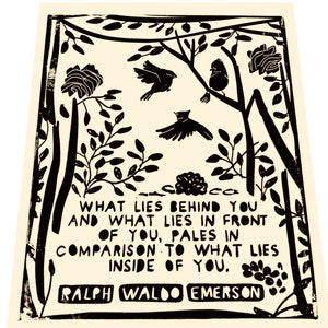 K&ouml;nnte beinhalten: Schwarz-wei&szlig;-Druck eines Zitates von Ralph Waldo Emerson. Das Zitat lautet: "Was hinter dir liegt und was vor dir liegt, verblasst im Vergleich zu dem, was in dir liegt."
