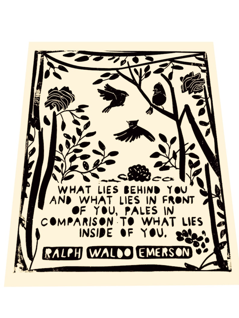 K&ouml;nnte beinhalten: Schwarz-wei&szlig;-Druck eines Zitates von Ralph Waldo Emerson. Das Zitat lautet: "Was hinter dir liegt und was vor dir liegt, verblasst im Vergleich zu dem, was in dir liegt."