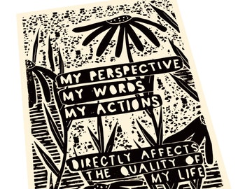 Könnte beinhalten: Schwarz-weiß-Illustration einer Gänseblümchen mit dem Text "My perspective, my words, my actions directly affects the quality of my life" auf drei Schildern.