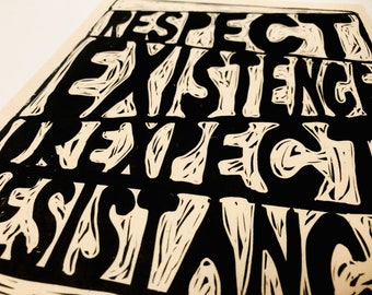 Puede incluir: Impresión en blanco y negro con las palabras "Respect Existence or Expect Resistance" en una fuente en negrita y estilizada.