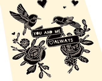 Op de afbeelding: Zwart-witte illustratie van twee vogels met een banner waarop "You and Me Always" staat, met harten en bloemen rond de vogels.