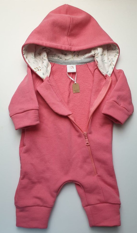 Warmer Baby Overall aus Baumwolle mit Kapuze – Größe 56 – inkl. Mütze & kleine Überraschung – handgemacht