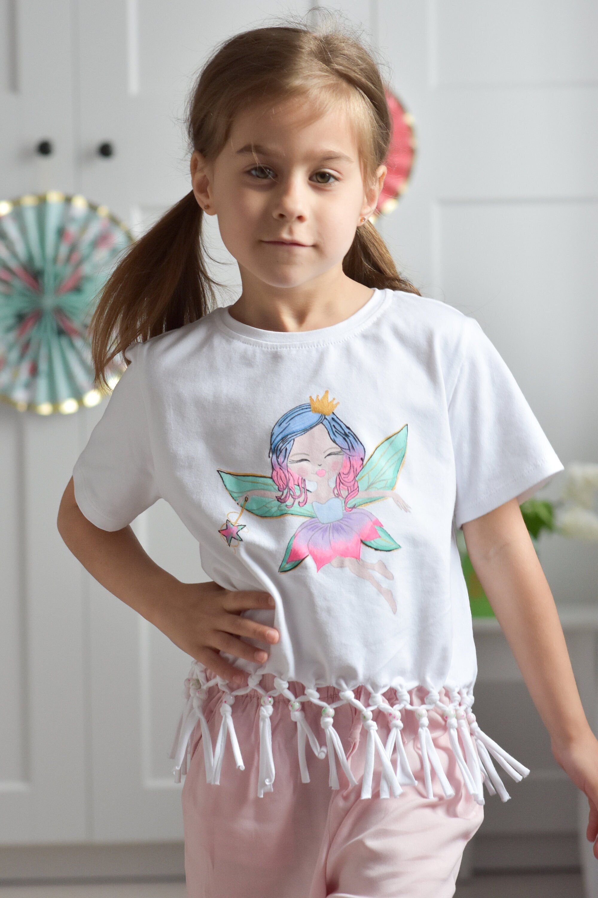 Mädchen T-Shirt mit Feen Zeichnung.