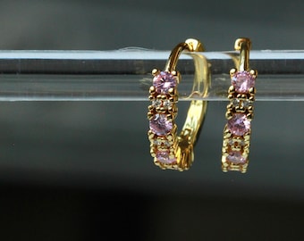 Boucles d'oreilles créoles zircone comme cadeau romantique pour elle, un bijou minimaliste en plaqué or véritable