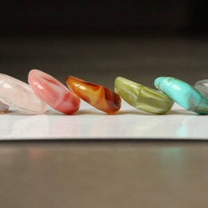 Resin Chunky Ring made of colorful Juicy plastic as the perfect gift for her in the 2000s vintage trend
