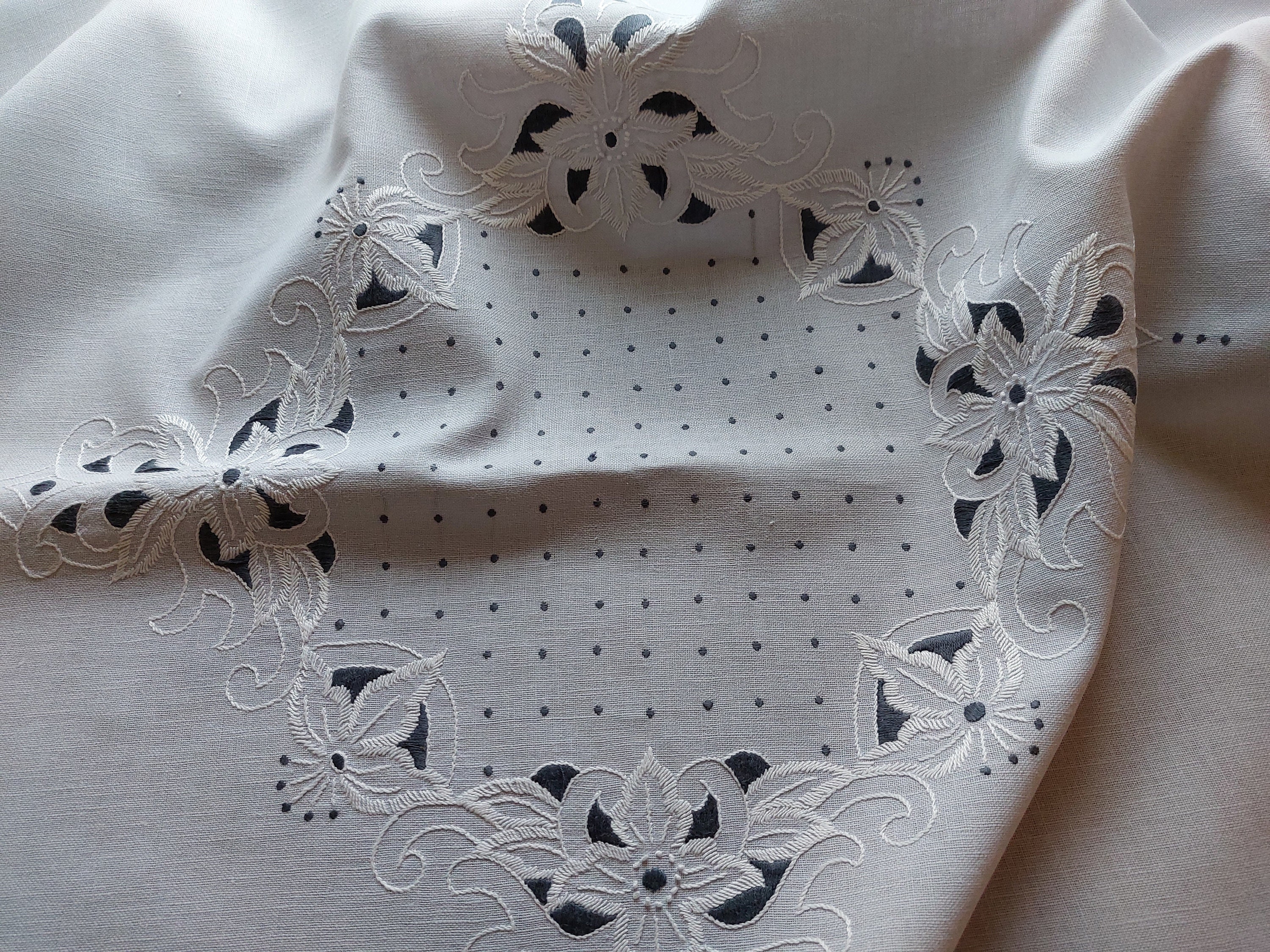 ヴィンテージ ハンド刺繍 ライトグレー スクエア リネン テーブル 