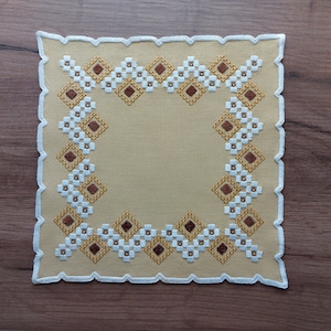 Tapete de mesa de tecido endurecido bordado à mão vintage escandinavo, tampo de mesa, guardanapo, guardanapo de cores branco mostarda, jogos americanos Scandi (T9)
