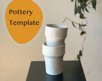 Puede incluir: Dos macetas de cerámica azul claro apiladas, con una banda beige. Las macetas están sobre una superficie negra, con el texto "Pottery Template" en negro sobre un óvalo naranja en el fondo. Se ven hojas verdes.