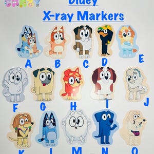 Puede incluir: Un conjunto de marcadores de rayos X de Bluey con varios personajes de perros de dibujos animados. Cada marcador tiene un color y diseño diferente, con las letras de la A a la O debajo de cada personaje. El texto "Bluey X-ray Markers" se muestra en la parte superior.