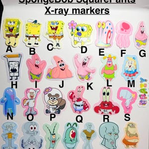 Pode incluir: Uma coleção de autocolantes coloridos de personagens do Bob Esponja, rotulados de A a Z. Os autocolantes apresentam vários personagens como Bob Esponja, Patrick Estrela e Lula Molusco. O texto "SpongeBob SquarePants X-ray markers" está no topo.