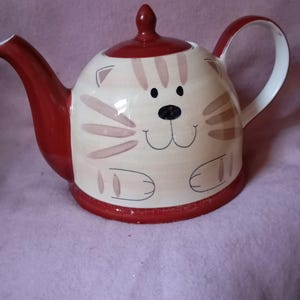 Feli röd vintage tekanna, handmålad kattdesign