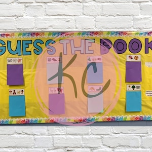 Op de afbeelding: Een geel prikbord met een regenboogrand en de tekst "Raad het boek" in blauwe letters. Er zijn zes paarse en blauwe vierkanten met afbeeldingen van boeken en de tekst "Kijk eens naar deze geweldige boeken uit de bibliotheek".