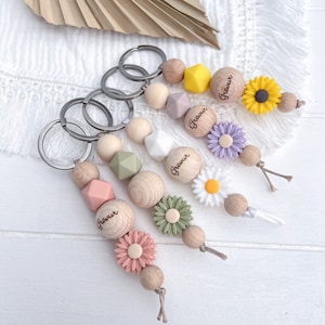 Keychain personalized with name flower wooden gift wife girlfriend pendant daisy sunflower