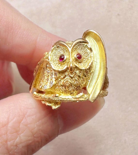 Vintage 18k gold ring of owl, eyes in ruby and wings in diamond, Japanese animal jewelry