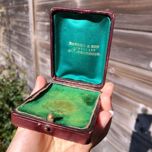 Vintage antique jewellery box jewelry case leather red burgundy green brooch medal pendant general