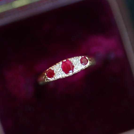 9k gold diamond and ruby ring five stone band Vic… - image 1