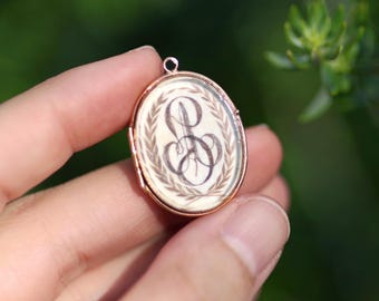 Wiktoriański wisiorek z medalionem wykonanym ze złota 18k, z sentymentalnym monogramem żałobnym i literami