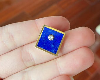 Wisiorek z lapis lazuli wykonany ze złota 18k z kwadratowym diamentem o geometrycznym kształcie
