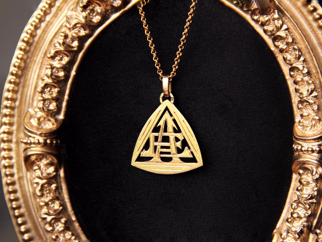 Pendentif Ancien En Or 18k Style Signe Triangulaire - Lettres Calligraphiées - Occasion - Origine France