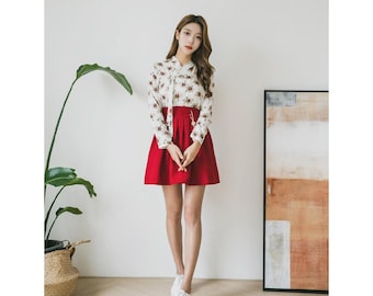 Floral Jeogory und roter Minirock Set, lässiger koreanischer Hanbok-Stil