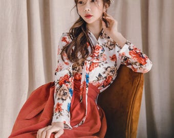 Dahonig Rot Hanbok Set | Solchanhwa Blumendruck Jeogori & lebendiger Wickelrock | Verheißungsvolles K-Fashion Kleid