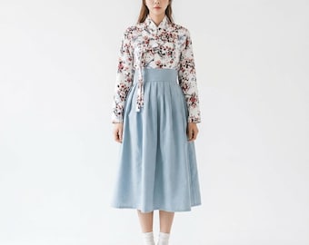 Moderne Hanbok-set - hemelsblauwe wikkelrok en jeogori-top met bloemen