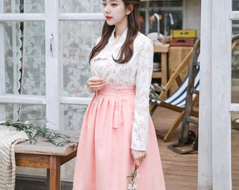 Moderne Hanbok-set met kersenbloesem: gebloemde jeogori en perzikroze wikkelrok