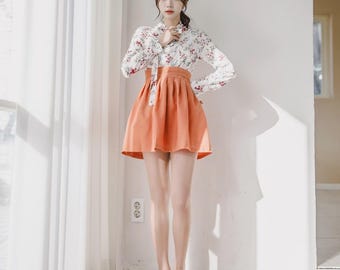 Moderne Camellia Hanbok-set: jeogori-top met bloemen en mini-wikkelrok