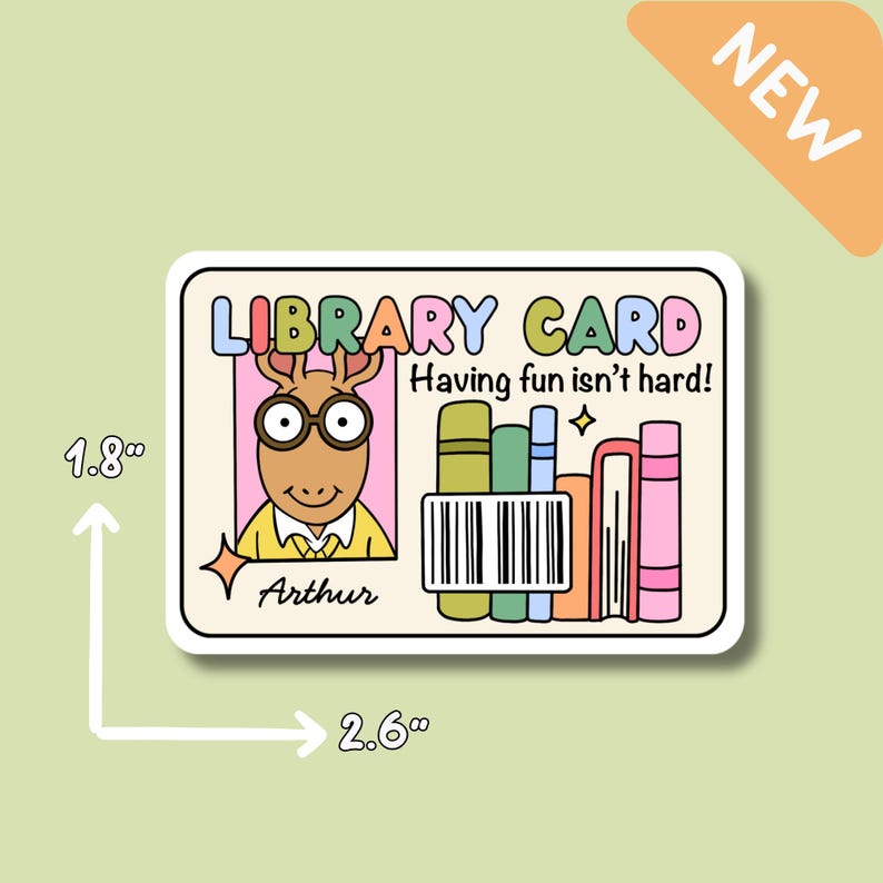Puede incluir: Una pegatina rectangular con un dise&ntilde;o de tarjeta de biblioteca de dibujos animados. La tarjeta incluye el texto "LIBRARY CARD" y "Having fun isn't hard!" con una ilustraci&oacute;n de Arthur. La pegatina mide 6,6 cm por 4,6 cm.