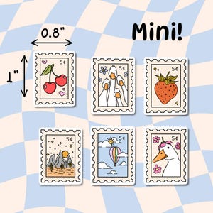 Puede incluir: Seis hojas de pegatinas mini con diferentes diseños. Cada hoja presenta un borde blanco con un diseño de sello. Los diseños incluyen cerezas, gansos, una fresa, un globo aerostático, un paisaje de montaña y un ganso con una corona de flores. Cada hoja mide 0,8 pulgadas por 1 pulgada.