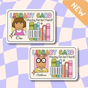 Puede incluir: Dos pegatinas con dise&ntilde;os de tarjetas de biblioteca. Una muestra a una ni&ntilde;a, la otra a un oso hormiguero, ambas con el texto "LIBRARY CARD" y "Having fun isn't hard!". Cada tarjeta tiene un c&oacute;digo de barras e ilustraciones de libros.