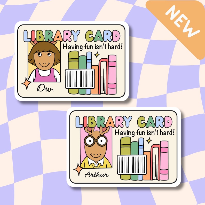 Puede incluir: Dos pegatinas con dise&ntilde;os de tarjetas de biblioteca. Una muestra a una ni&ntilde;a, la otra a un oso hormiguero, ambas con el texto "LIBRARY CARD" y "Having fun isn't hard!". Cada tarjeta tiene un c&oacute;digo de barras e ilustraciones de libros.