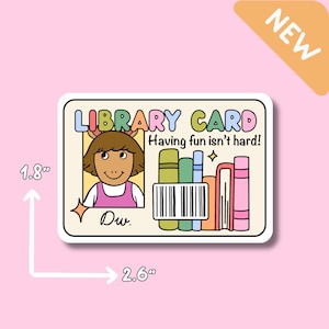Puede incluir: Una pegatina rectangular con un dise&ntilde;o de tarjeta de biblioteca con el texto "LIBRARY CARD" y "Having fun isn't hard!". La pegatina incluye una ilustraci&oacute;n de un personaje de dibujos animados y un c&oacute;digo de barras. La pegatina mide 6,6 cm de ancho y 4,6 cm de alto.