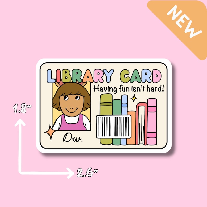 Puede incluir: Una pegatina rectangular con un dise&ntilde;o de tarjeta de biblioteca con el texto "LIBRARY CARD" y "Having fun isn't hard!". La pegatina incluye una ilustraci&oacute;n de un personaje de dibujos animados y un c&oacute;digo de barras. La pegatina mide 6,6 cm de ancho y 4,6 cm de alto.