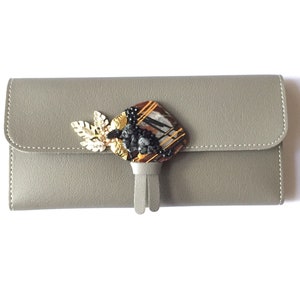 Cartera para Mujer Piel Gris Desplegable Piedras Obsidiana Verdadera Pedrería One of Kind One of a Kind diseñada por Patricia Adelson